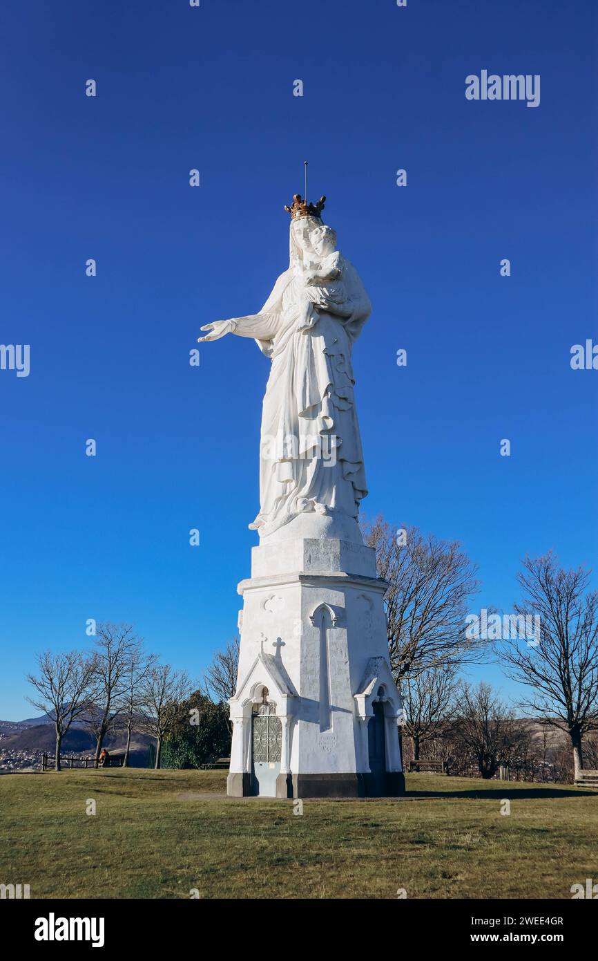 La Virgen de Monton, una estatua de una Virgen y un Niño situada en Francia en Veyre-Monton, en el departamento de Puy-de-Dome Foto de stock