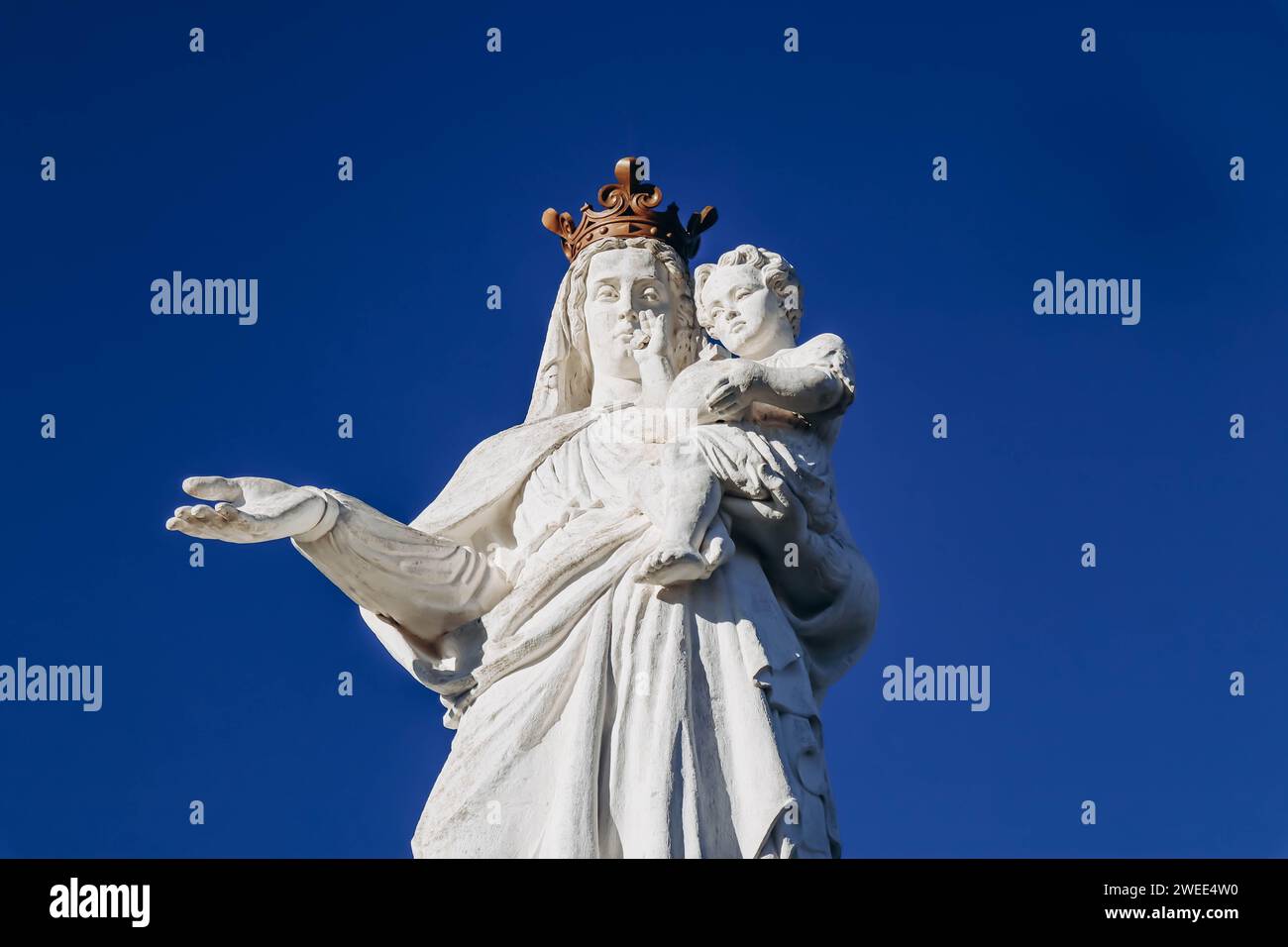 La Virgen de Monton, una estatua de una Virgen y un Niño situada en Francia en Veyre-Monton, en el departamento de Puy-de-Dome Foto de stock