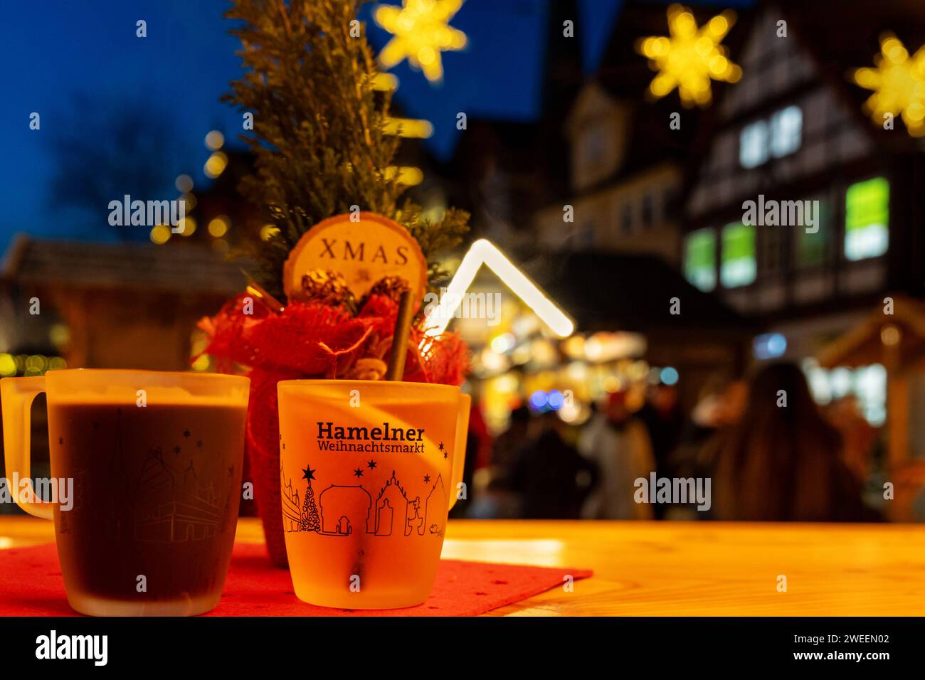 Dos bebidas calientes en el mercado de Navidad Foto de stock