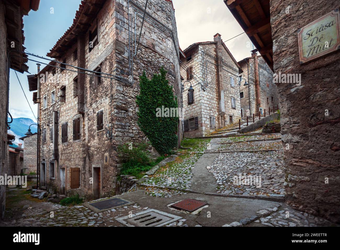 Erto, Longarone, ITALIA - 21 de mayo de 2011: Erto fue destruido por el desastre de la presa Vajont de 1961 y todavía se está recuperando de ese momento. Erto ciudad ahora. Foto de stock