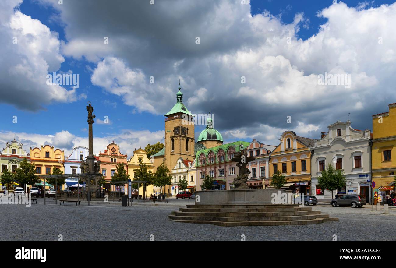 Plaza principal en la ciudad Checa de Havlíčkův Brod Foto de stock