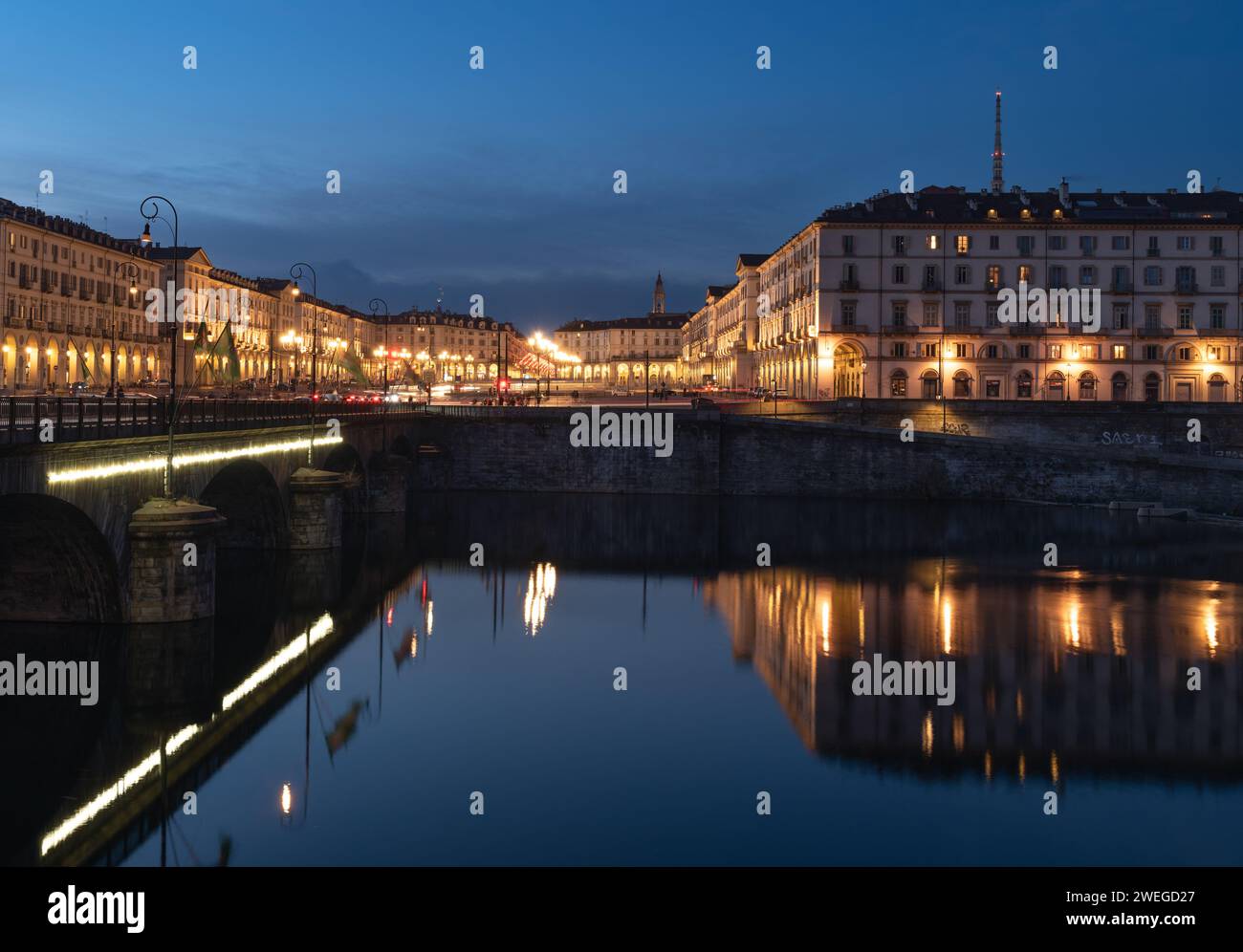 La stupenda Piazza Vittorio Veneto, nell'ora blu, en una fredda serata invernale. Foto de stock