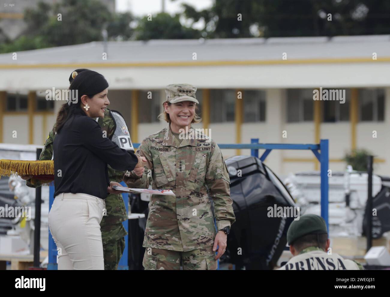 GYE-ENTREGA EQUIPOS FFAA Guayaquil, jueves 25 de enero del 2024 en el Fuerte Militar Huancavilca, se realiza la ceremonia de entrega donacion de equipos de seguridad a las Fuerzas Armadas que conto con la presencia de la general del ejÃ rcito, Laura Richardson, comandante del comando sur de los Estados Unidos y Embajador de los Estados Unidos en Ecuador, Michele Fitzpatrick. Fotos:CÃ sar Munoz/API Guayaquil Guayas Ecuador POL-GYE-ENTREGAEQUIPOSFFAA-7340cafafb2c0a7f692d8afe15825d1f *** GYE DELIVES FFAA EQUIPMENTO Guayaquil, jueves 25 de enero de 2024 en el Fuerte Militar Huancavilca, la Ceremonia Foto de stock