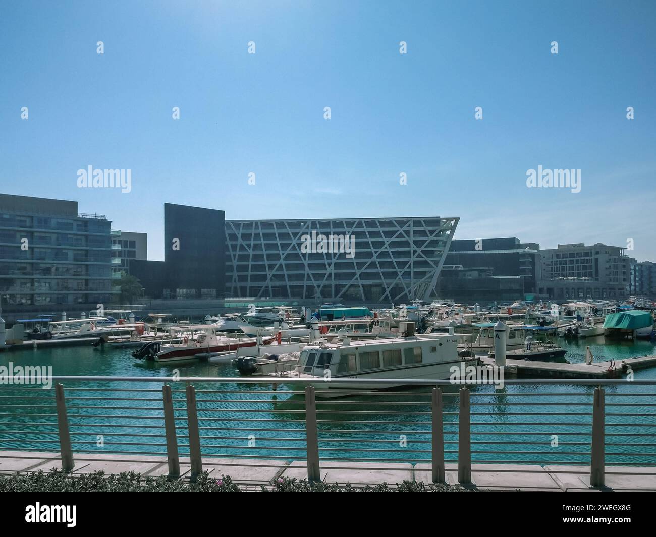 Hermosa vista de la ciudad de Abu Dhabi - torres de Etihad y lugares de interés famosos, barcos Marina Foto de stock