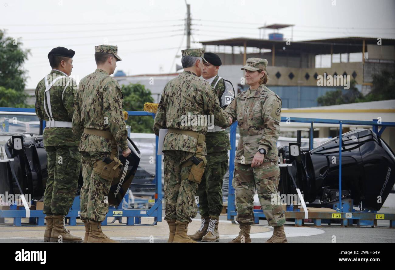 GYE-ENTREGA EQUIPOS FFAA Guayaquil, jueves 25 de enero del 2024 en el Fuerte Militar Huancavilca, se realiza la ceremonia de entrega donacion de equipos de seguridad a las Fuerzas Armadas que conto con la presencia de la general del ejÃ rcito, Laura Richardson, comandante del comando sur de los Estados Unidos y Embajador de los Estados Unidos en Ecuador, Michele Fitzpatrick. Fotos:CÃ sar Munoz/API Guayaquil Guayas Ecuador POL-GYE-ENTREGAEQUIPOSFFAA-936849db6d8ccd8796a92bfb87e2c4c4 *** GYE DELIVES FFAA EQUIPMENTO Guayaquil, jueves 25 de enero de 2024 en el Fuerte Militar de Huancavilca, la Ceremonia Foto de stock