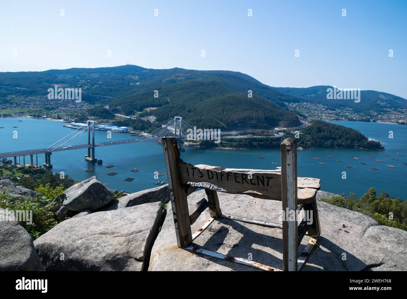 Vista de uno de los llamados mejores bancos del mundo en Vigo - España Foto de stock