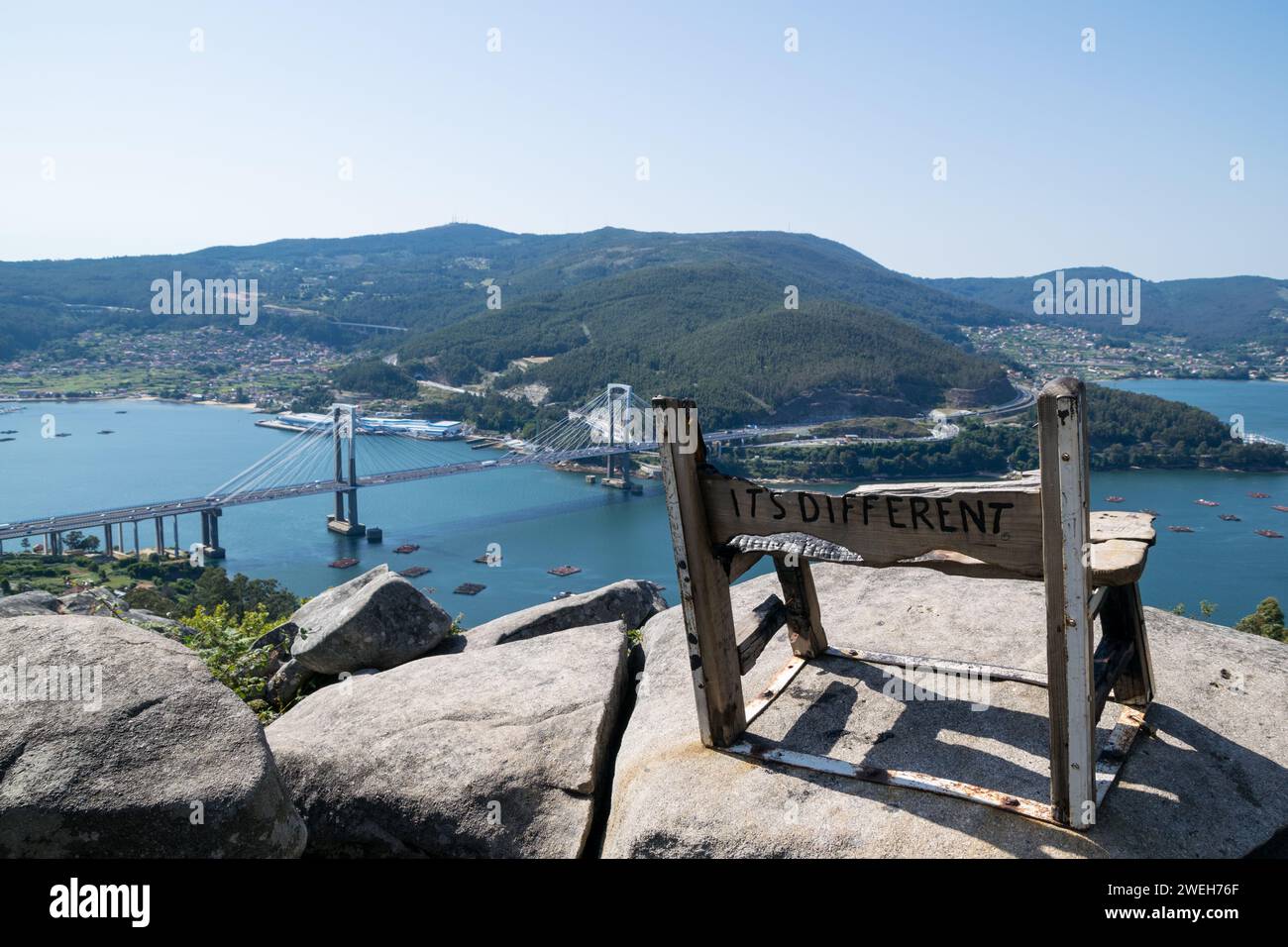 Vista de uno de los llamados mejores bancos del mundo en Vigo - España Foto de stock