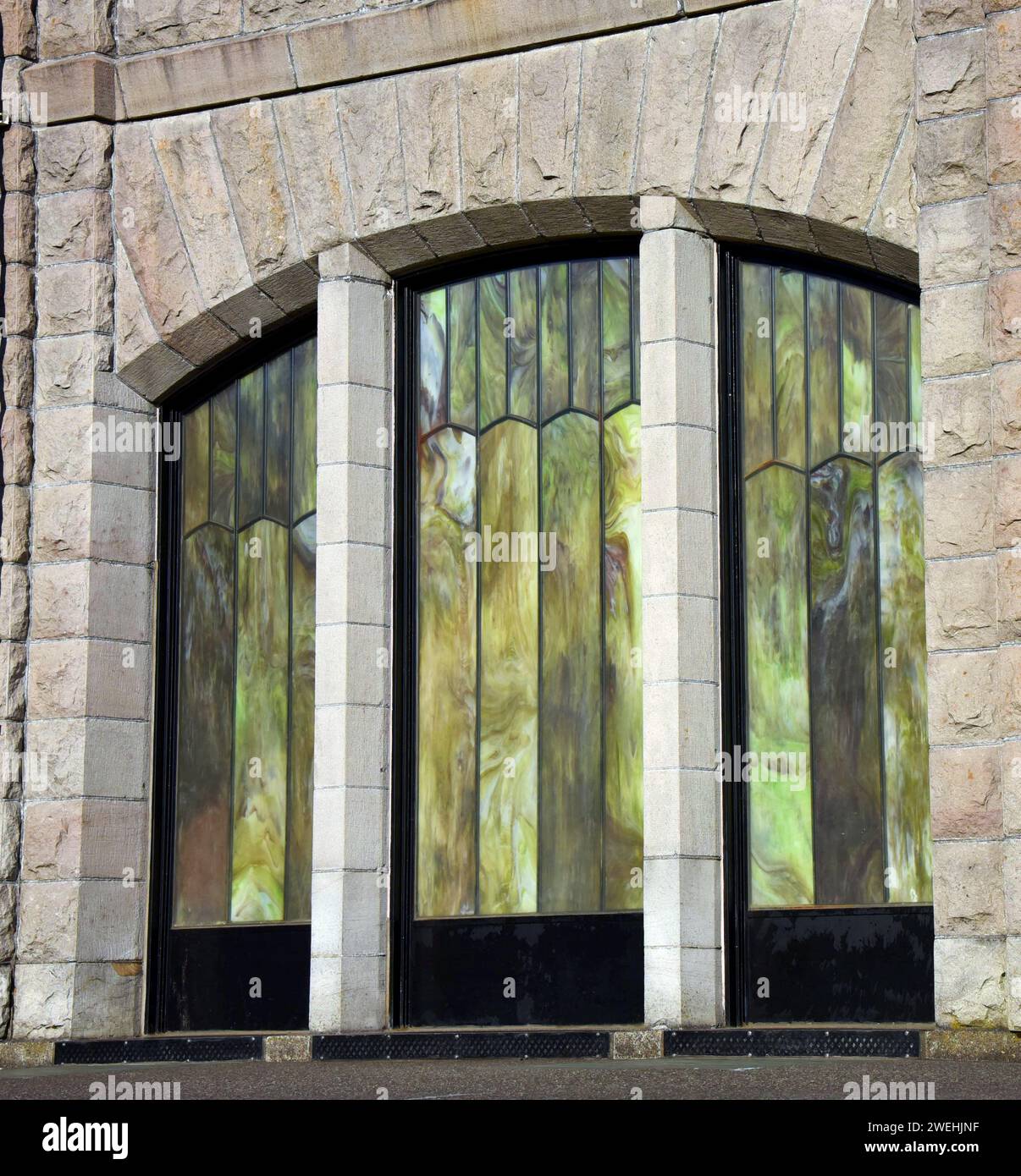 Las ventanas de vidrio verde y amarillo son parte de la hermosa arquitectura en el Observatorio Crown Point Vista House en Oregón. Foto de stock