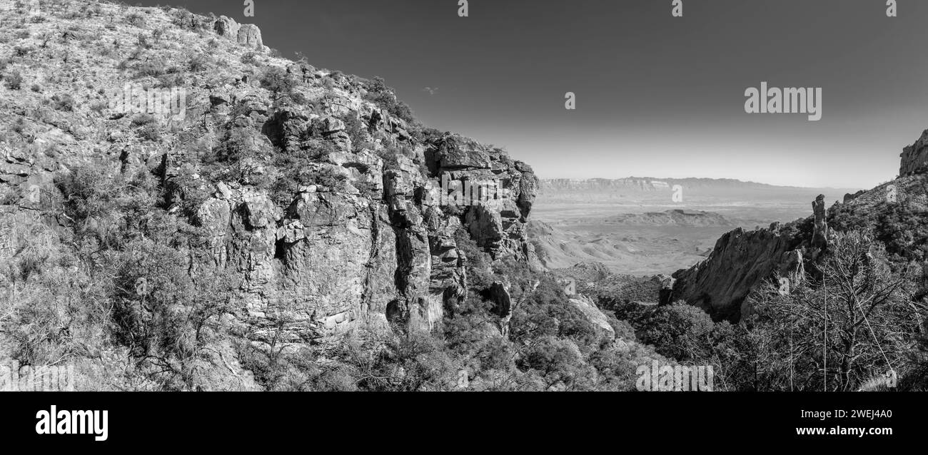 Fotografía panorámica desde el sendero Pinnacles, montañas Chisos. Parque Nacional Big Bend, Texas, Estados Unidos. Foto de stock