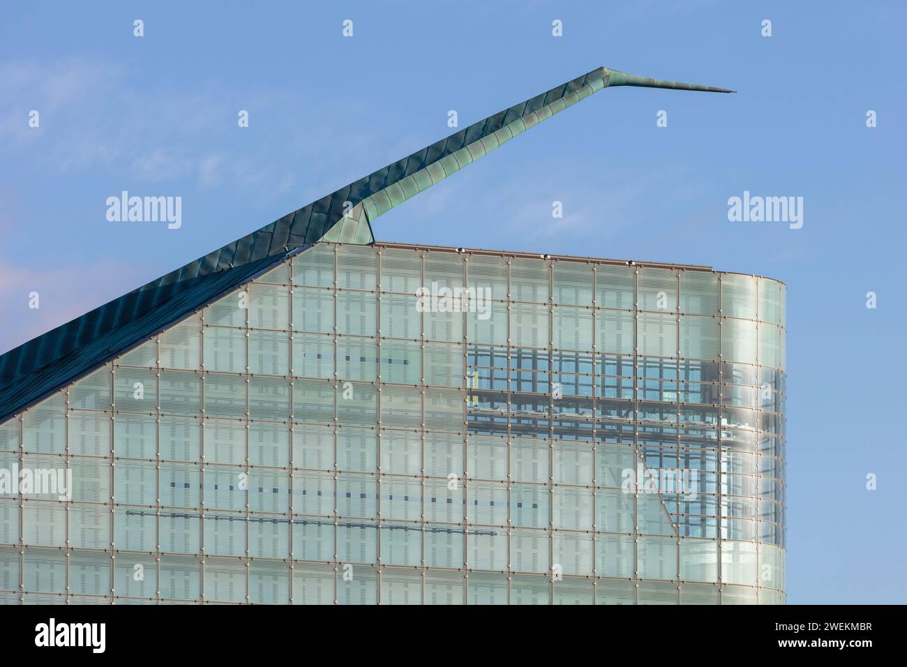La columna vertebral del techo de cobre y el acristalamiento del edificio Urbis, que alberga el Museo Nacional del Fútbol en Manchester, Reino Unido. Tomado en una hermosa. tarde clara Foto de stock