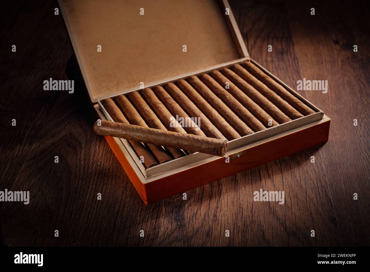 Caja de puros fotografías e imágenes de alta resolución - Alamy