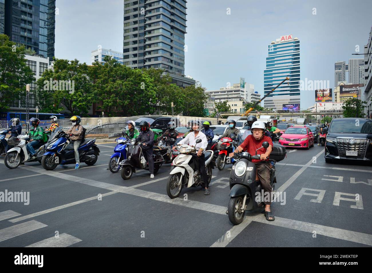 Motociclistas Silom Road Bangkok Tailandia Foto de stock