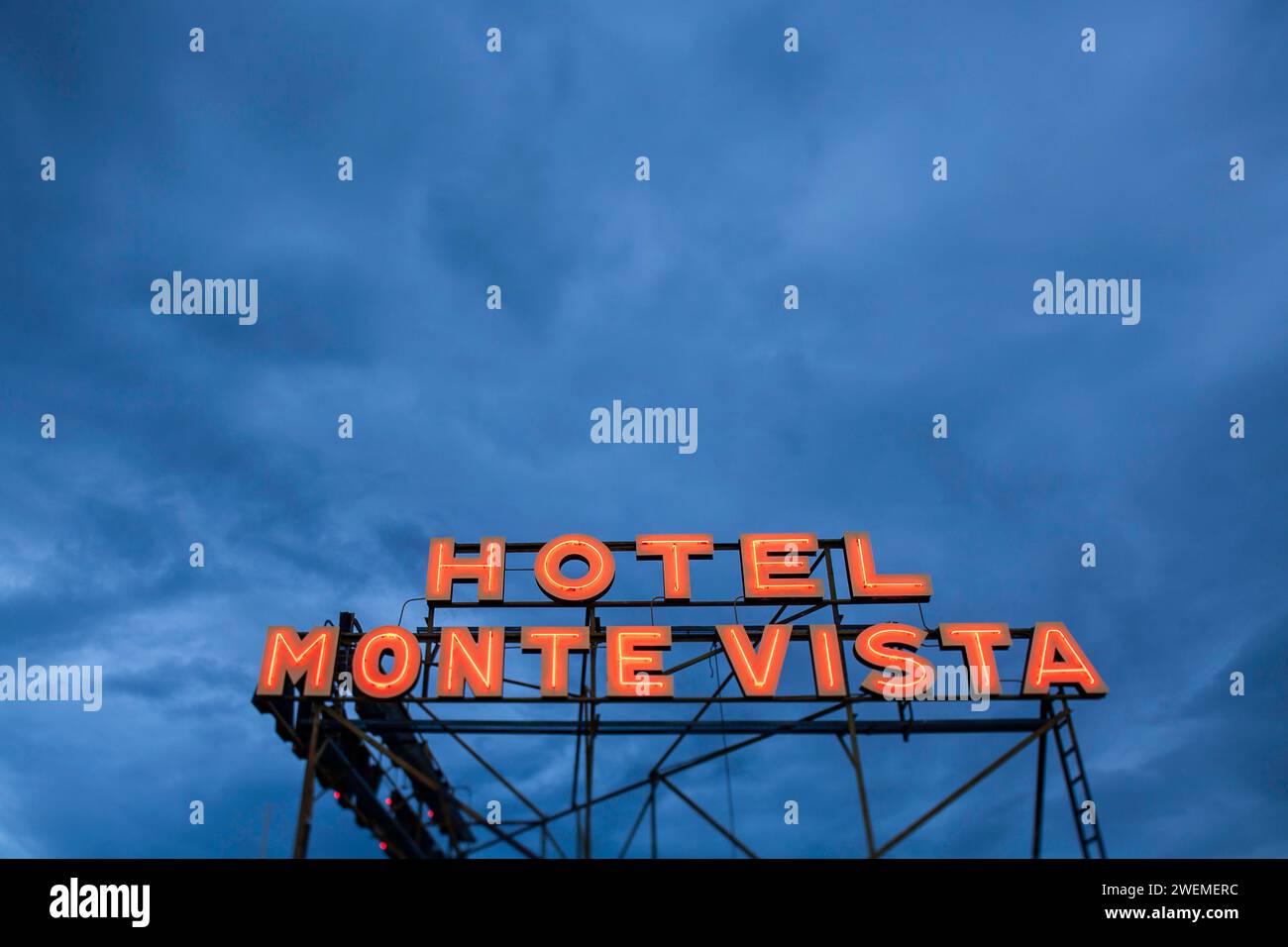 Letrero neón del hotel Monte Vista iluminado con fondo de cielo azul mohoso Foto de stock