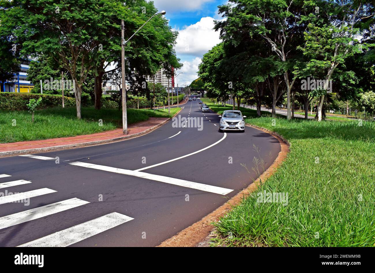 RIBEIRAO PRETO, SAO PAULO, BRASIL - 24 de diciembre de 2023: Escena urbana con vehículos en la carretera Foto de stock