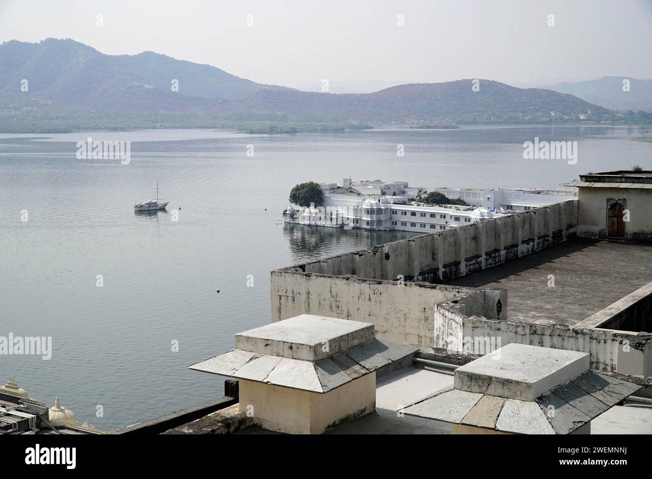 Lago Pichola con vista al Palacio del Lago, Udaipur, Udaipur, Rajastán, India Foto de stock