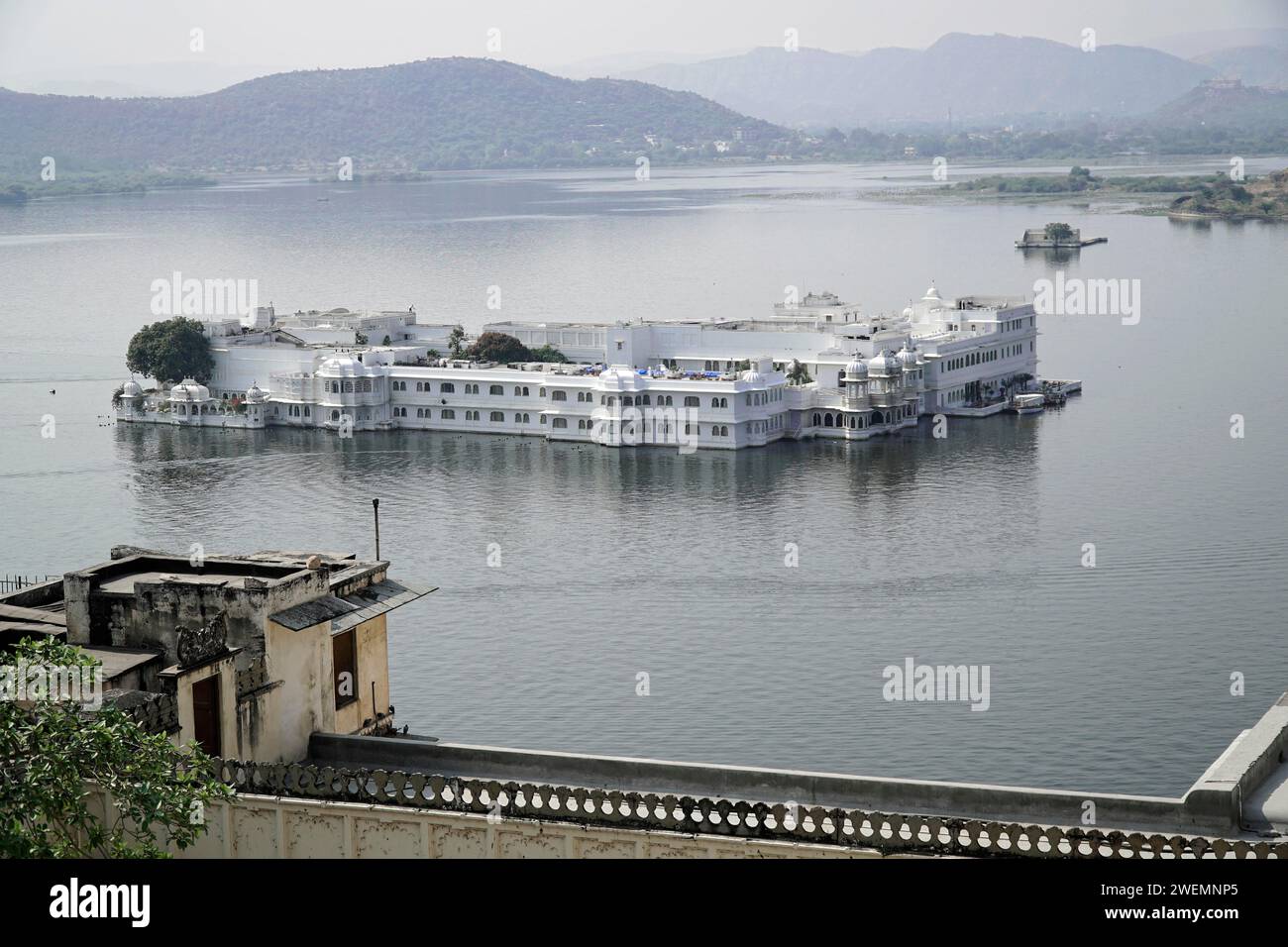 Lago Pichola con palacio del lago (Jag Niwas), Udaipur, Rajastán, India Foto de stock