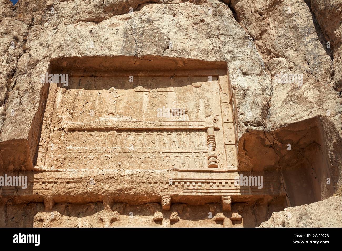 Parte superior de la tumba de Darío II, rey persa (423-405 a.C.) de la dinastía aqueménida, en la necrópolis de Naqsh-e Rostam, cerca de Persépolis, Irán. Foto de stock