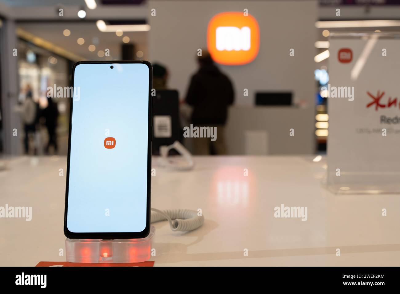 Xiaomi Smartphone con el logotipo de Xiaomi en la pantalla se muestran en la pantalla de venta al por menor en la tienda Xiaomi. Minsk, Bielorrusia - 26 de enero de 2024 Foto de stock