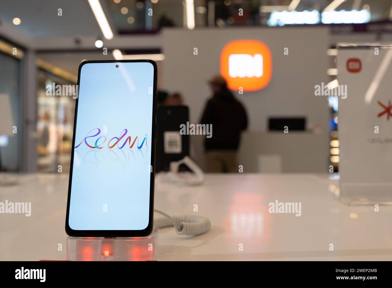 Xiaomi Smartphone con signo Redmi en pantalla se muestran en la pantalla de venta al por menor en la tienda Xiaomi. Minsk, Bielorrusia - 26 de enero de 2024 Foto de stock