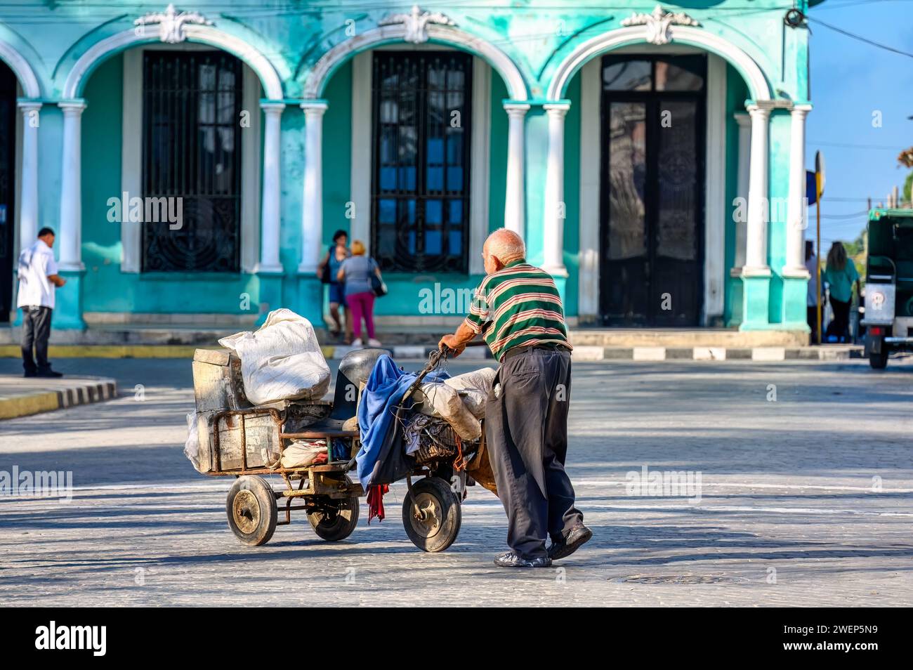 Hombre Mayor Que Camina Con El Carro Rojo En La Playa Foto de archivo -  Imagen de viejo, transporte: 91116530