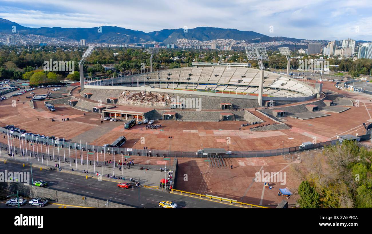 Ciudad de México, Yucatán, Estados Unidos. 14 de enero de 2024. Estadio OlÃ-mpico Universitario, en la Ciudad Universitaria de México, construido en 1952, una vez el estadio más grande de México con una capacidad de 72.000. (Imagen de crédito: © Walter G Arce SR Grindstone Medi/ASP) ¡SOLO USO EDITORIAL! No para USO comercial! Foto de stock