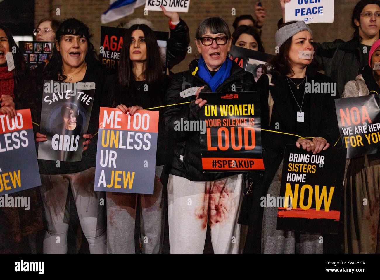 Tate Modern, Londres, Reino Unido. 26 de enero de 2024. Coincidiendo con un evento organizado por el grupo de artistas feministas “Guerrilla Girls” en la Tate Modern, una manifestación artística titulada “Salvar a nuestras chicas” vio a manifestantes vestidos de Naama Levy, una israelí de 19 años de edad, secuestrada en Gaza, quién fue visto por última vez siendo secuestrado con las manos atadas y pantalones manchados de sangre. Al igual que muchos otros grupos feministas, Guerrilla Girls no condenó el uso de la violencia sexual por parte de Hamas. 136 rehenes que fueron tomados cuando Hamas invadió Israel el 7 de octubre de 2023 permanecen en cautiverio en Gaza. Foto de Amanda Rose/Alamy Foto de stock