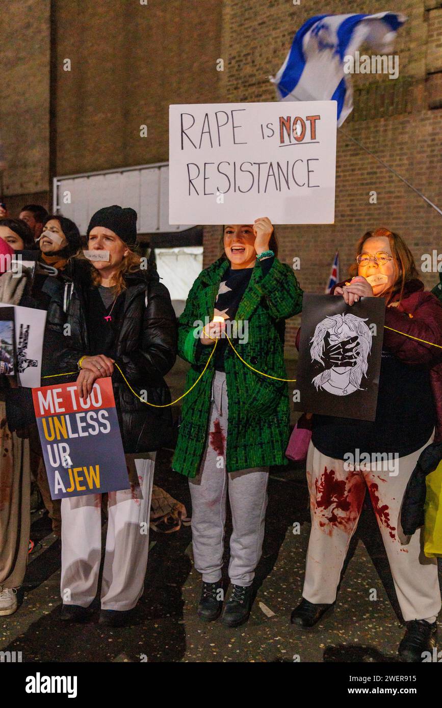 Tate Modern, Londres, Reino Unido. 26 de enero de 2024. Coincidiendo con un evento organizado por el grupo de artistas feministas “Guerrilla Girls” en la Tate Modern, una manifestación artística titulada “Salvar a nuestras chicas” vio a manifestantes vestidos de Naama Levy, una israelí de 19 años de edad, secuestrada en Gaza, quién fue visto por última vez siendo secuestrado con las manos atadas y pantalones manchados de sangre. Al igual que muchos otros grupos feministas, Guerrilla Girls no condenó el uso de la violencia sexual por parte de Hamas. 136 rehenes que fueron tomados cuando Hamas invadió Israel el 7 de octubre de 2023 permanecen en cautiverio en Gaza. Foto de Amanda Rose/Alamy Foto de stock