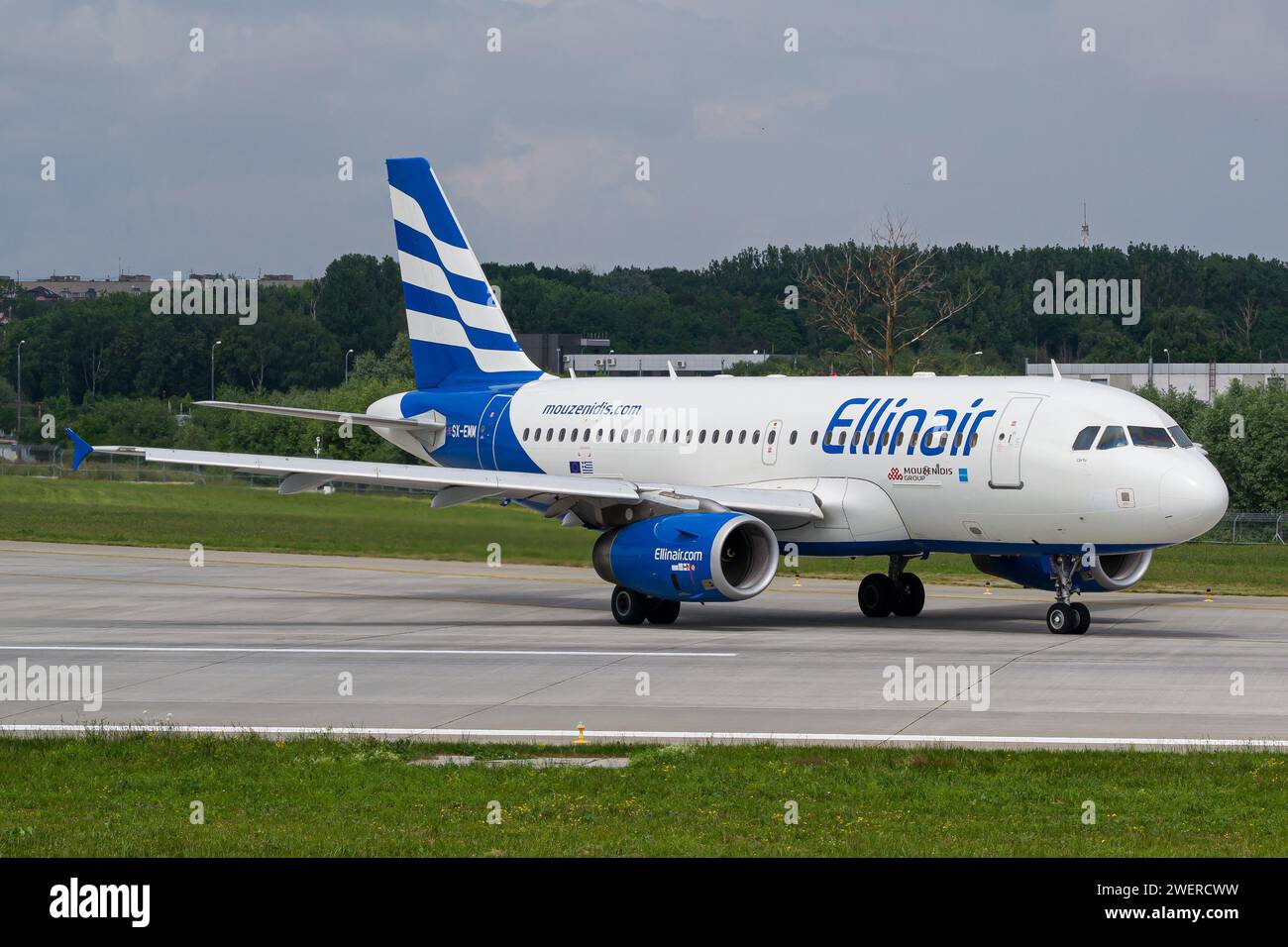 Ahora desaparecida, la aerolínea griega Ellinair Airbus A319 rodaje para despegar desde el aeropuerto de Lviv Foto de stock