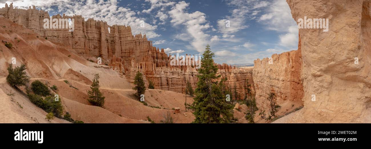 Panorama de Nubes pasando por encima de los Hoodoos del Parque Nacional Bryce Canyon Foto de stock