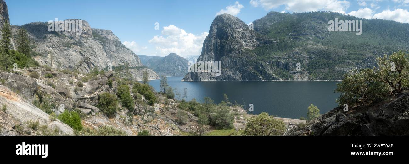 Panorama de Hetch Hetchy serpenteando en el valle en el parque nacional de Yosemite Foto de stock