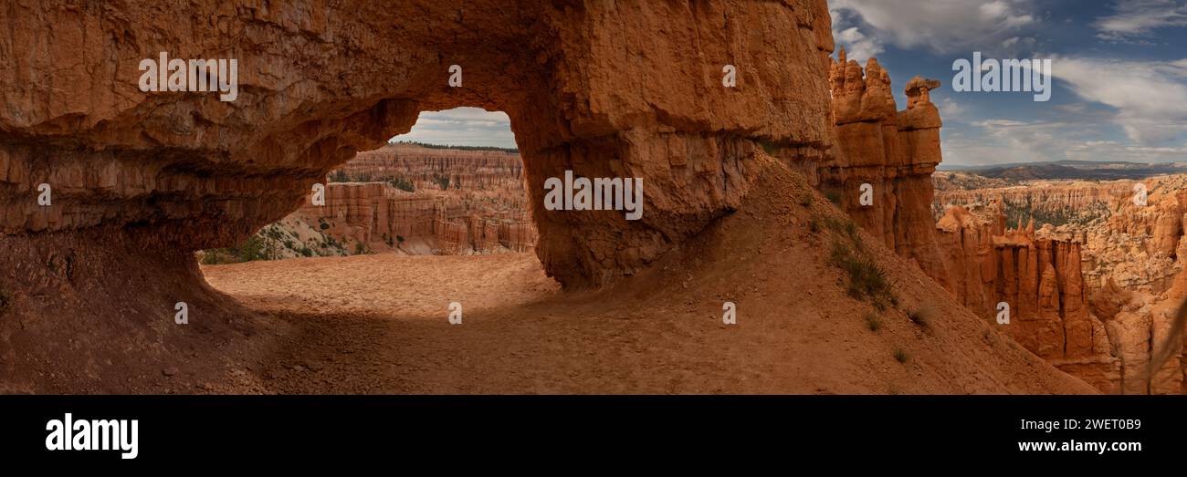 Panorama del túnel en Peekaboo Loop Connector Trail y los Hoodoos circundantes en Bryce Canyon Foto de stock