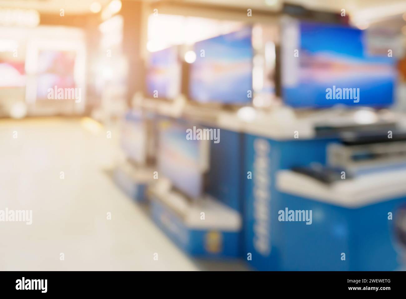 Estanterías de televisión tienda de venta al por menor en la tienda Departamento de Electrónica de fondo difuminado Foto de stock