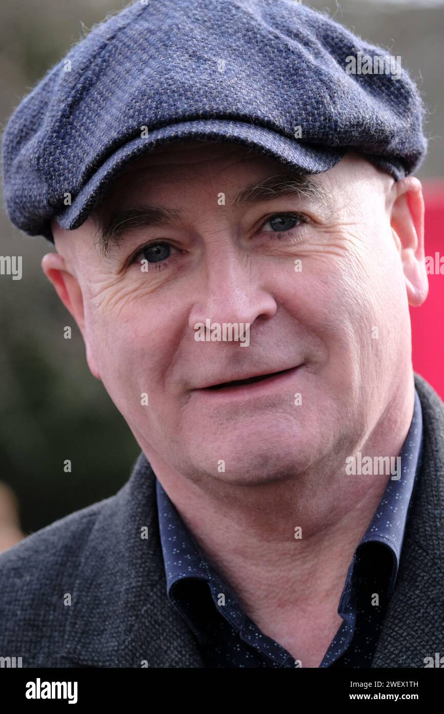 Cheltenham, Reino Unido. 27 de enero de 2024. Mick Lynch de la Unión RMT se unió a la marcha. Miembros sindicales de todo el Reino Unido protestan contra los planes antidemocráticos de los gobiernos conservadores para restringir el derecho de huelga. Reunidos en Montpelier Gardens, marchan a Pittville Park. Cheltenham fue elegido debido a la supresión por parte del gobierno de Thatcher del derecho de los trabajadores locales de GCHQ a unirse a un sindicato hace 40 años. Después de muchas protestas, el Gobierno Laborista entrante de 1997 derogó la prohibición. Crédito: JMF News/Alamy Live News Foto de stock