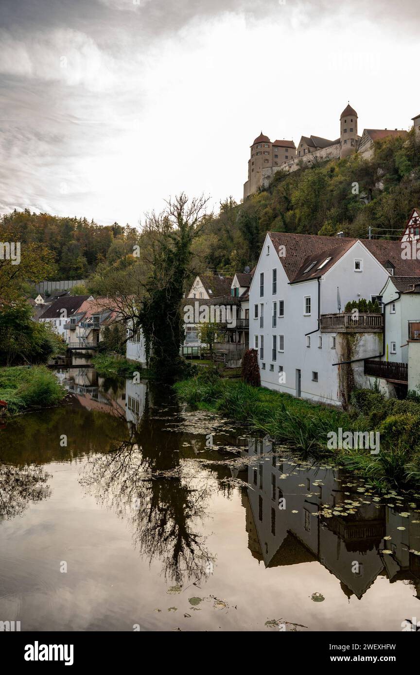 Harburg Harburg Schwaben ist eine stadt im Landkreis Donau-Ries en Schwaben. Sie liegt im Tal der Wörnitz an der Romantischen Straße zwischen Nördlingen und Donauwörth. Historisch bedeutend ist die gleichnamige Burg Harburg oberhalb der Stadt. trägt Harburg Harburg Schwaben es una ciudad en el distrito de Donau Ries en Suabia Se encuentra en el valle del Wörnitz en la carretera romántica entre Nördlingen y Donauwörth Históricamente significativo es el castillo homónimo de Harburg por encima de la ciudad Por eso Harburg es también conocido como t Foto de stock