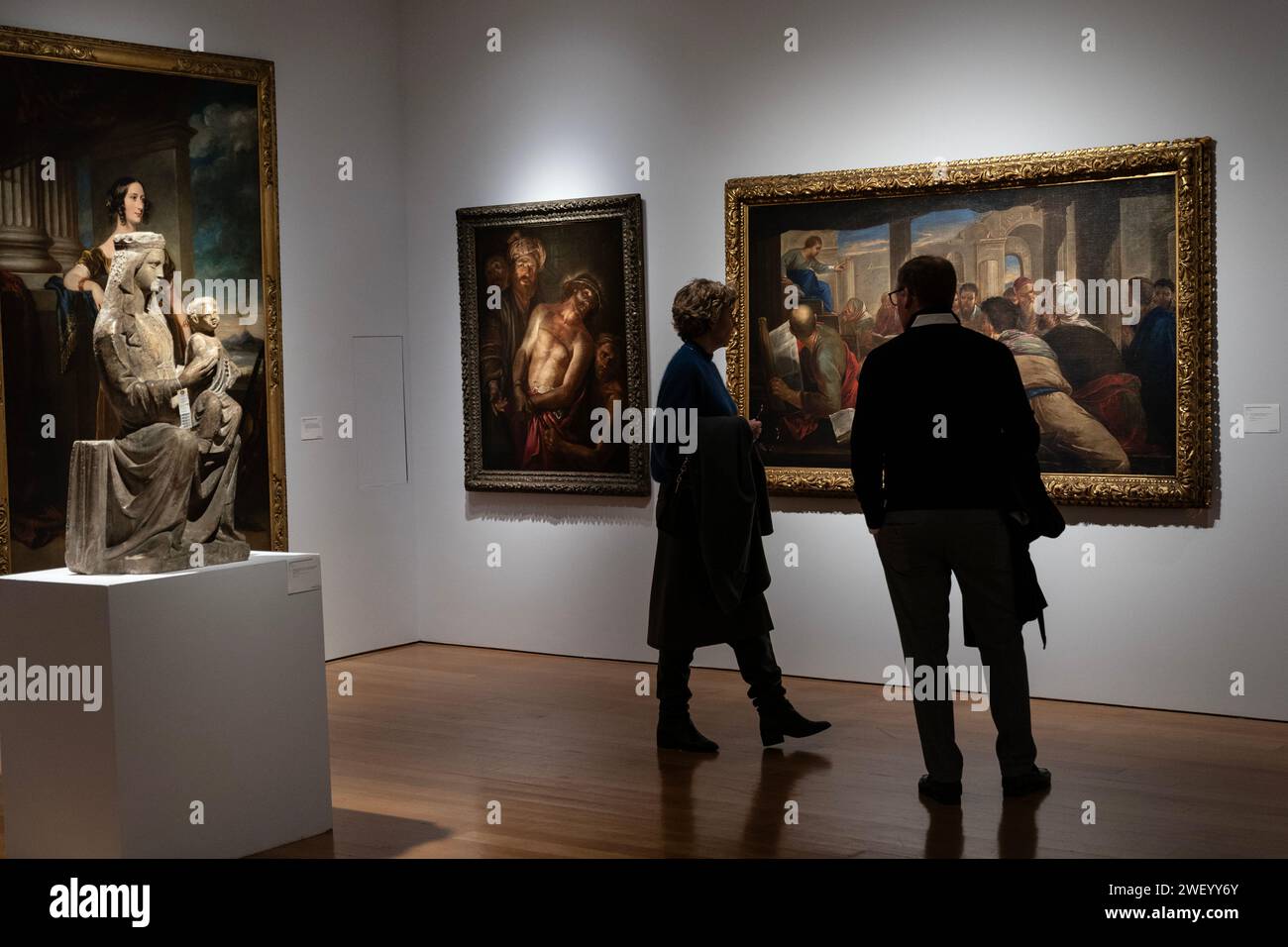 Los visitantes fueron vistos frente a Luca Giordano pintando 'Cristo disputando con los doctores' durante la vista previa de la prensa antes de la subasta en Christie's en Nueva York el 26 de enero de 2024 Foto de stock