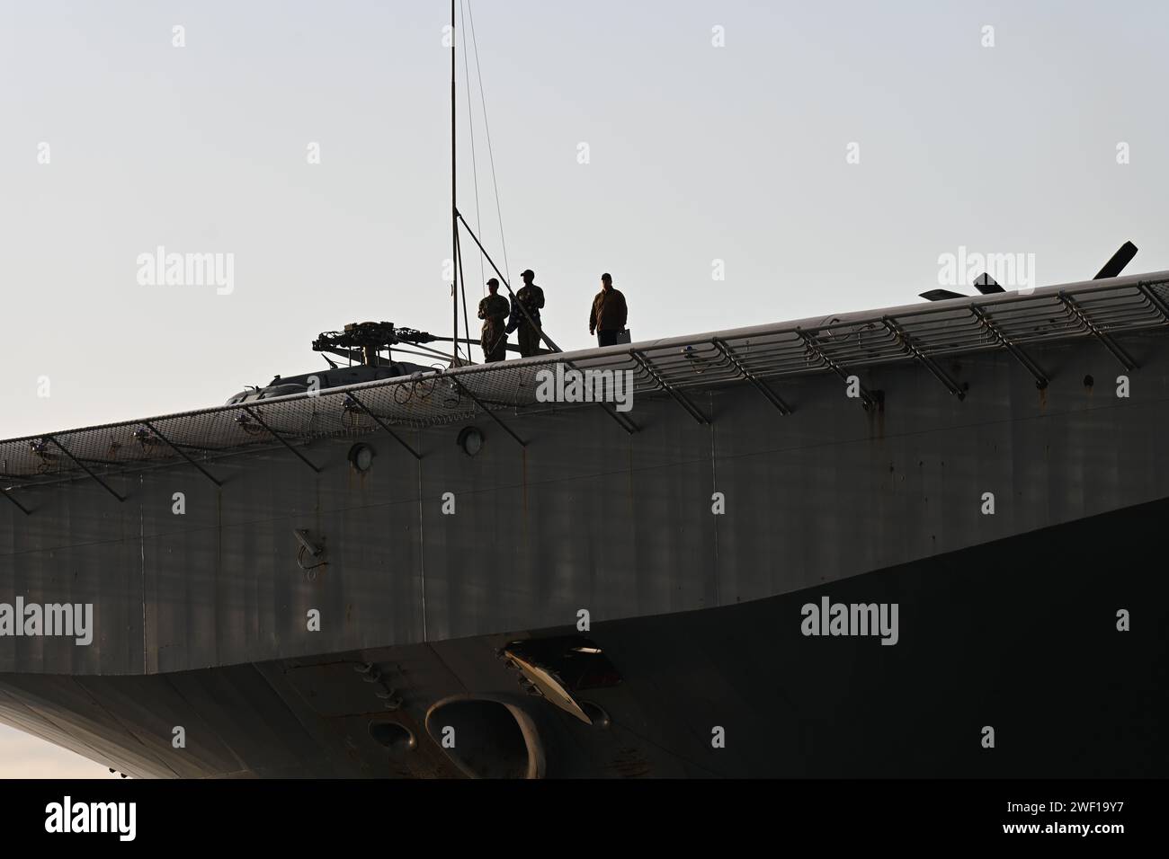 WHITE BEACH, Japón (25 de enero de 2024) Los marinos asignados al