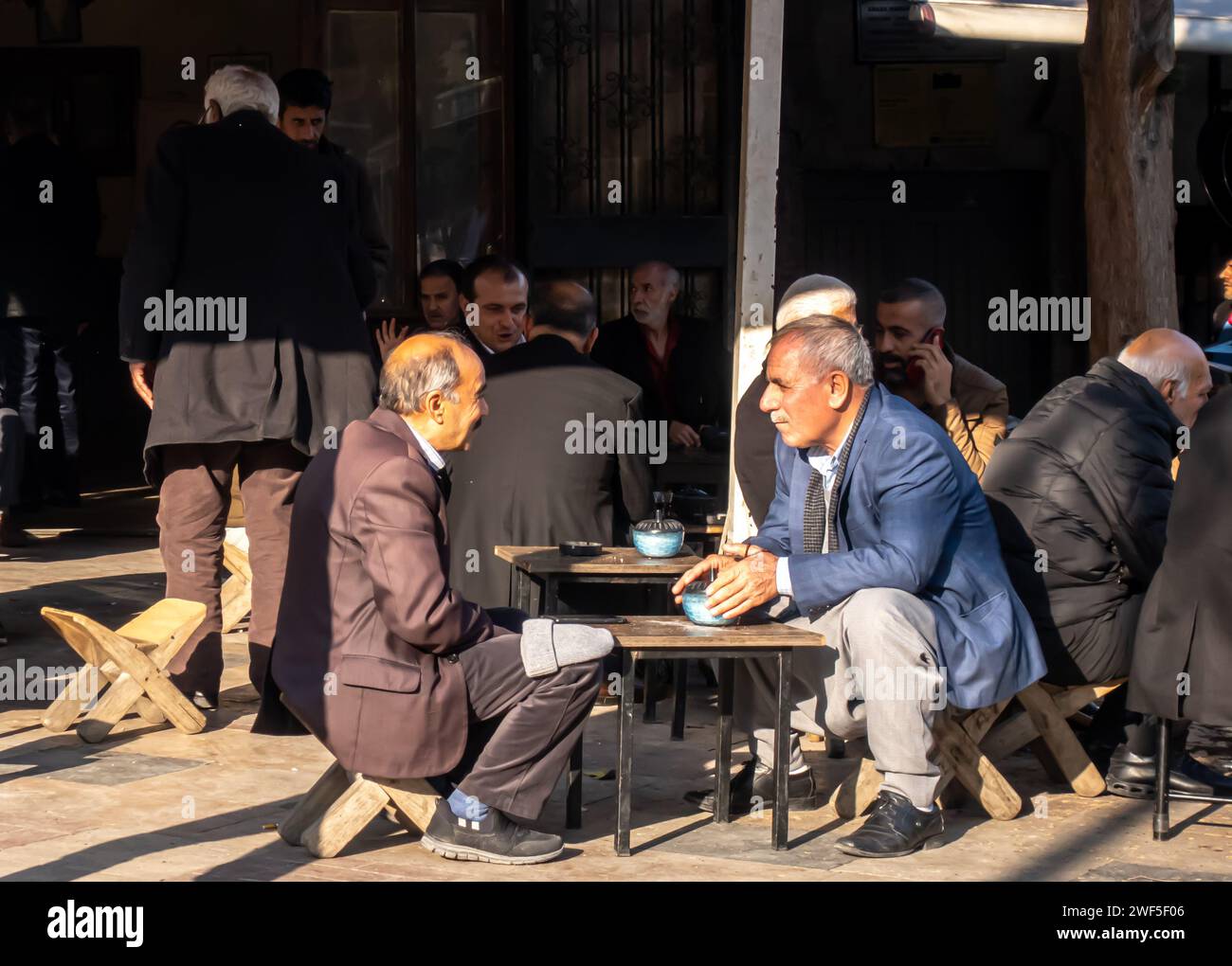 Hombres turcos mayores bebiendo té en la terraza al aire libre del café, Esnaf Cay Ocagi café Sanliurfa Turquía Urfa Foto de stock