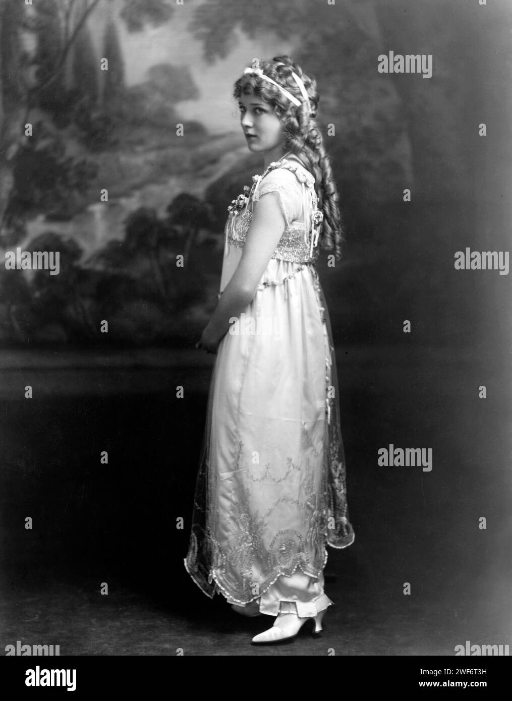 Mary Pickford, retrato de cuerpo entero, mirando a la izquierda, c 1915 Foto de stock