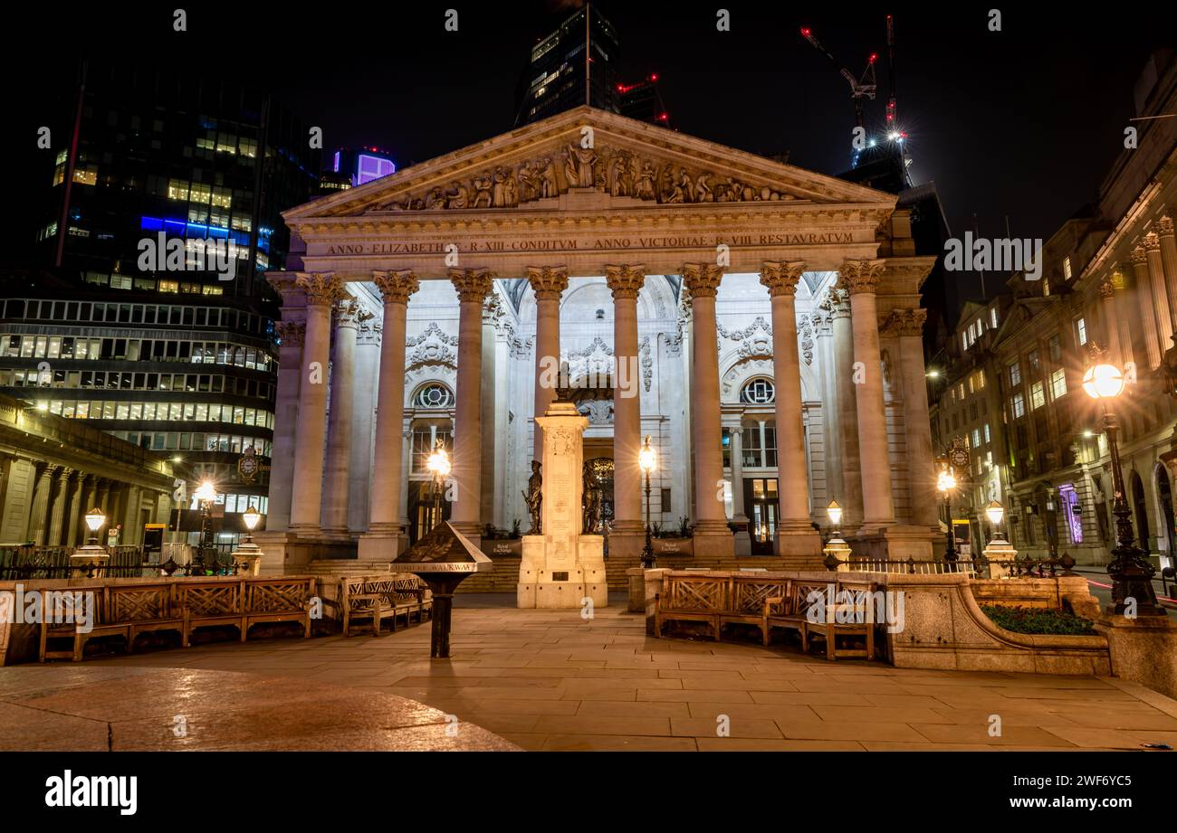 Londres. UK-01.27.2024. La fachada y la entrada del edificio Royal Exchange por la noche. Foto de stock