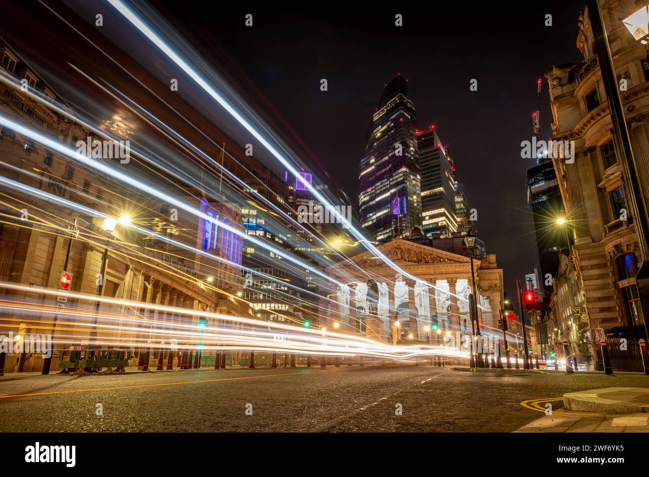 Londres. UK-01.27.2024. Por la noche, vista de la ciudad de Londres que muestra el Royal Exchange, el Banco de Inglaterra y los rascacielos en la parte trasera Foto de stock