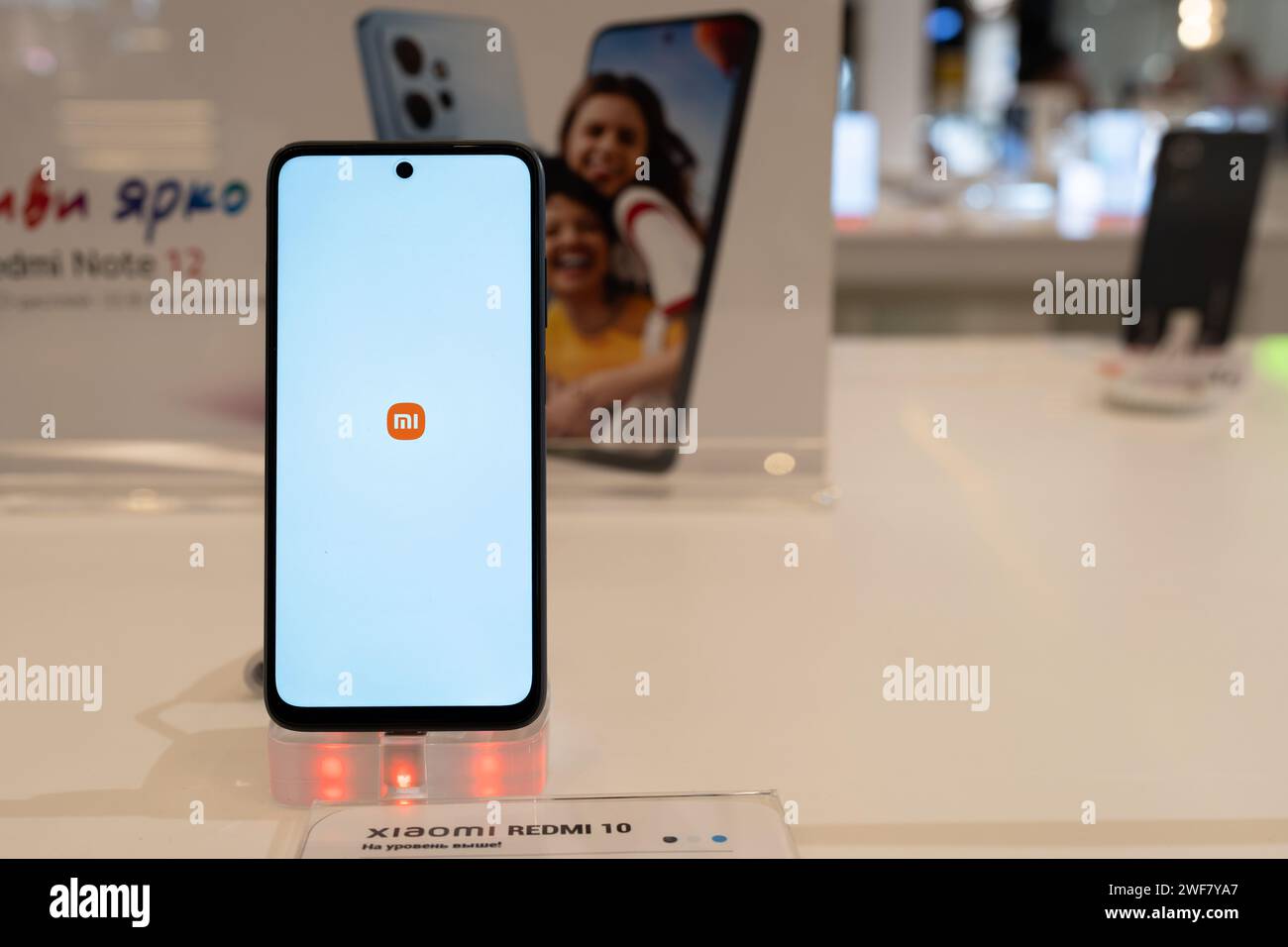 Xiaomi Smartphone con el logotipo de Xiaomi en la pantalla se muestran en la pantalla de venta al por menor en la tienda Xiaomi. Minsk, Bielorrusia - 26 de enero de 2024 Foto de stock