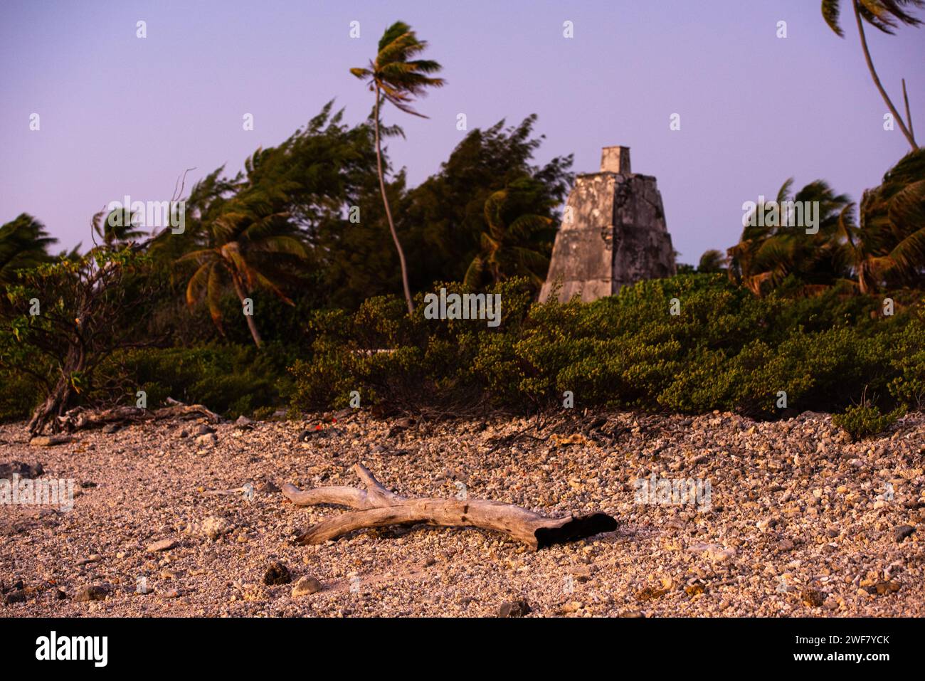 Amanecer en uno de los faros más antiguos de Polinesia, de casi 100 años de antigüedad. Phare de Topaka, Fakarava, Islas Tuamotu Foto de stock