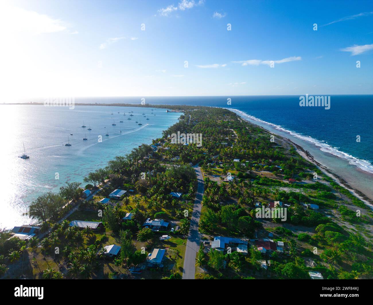 Rotoava Village, el atolón de Fakarava, Polinesia Francesa, fotografiado desde el aire, mostrando la laguna y el océano pacífico. Complejo de buceo Foto de stock