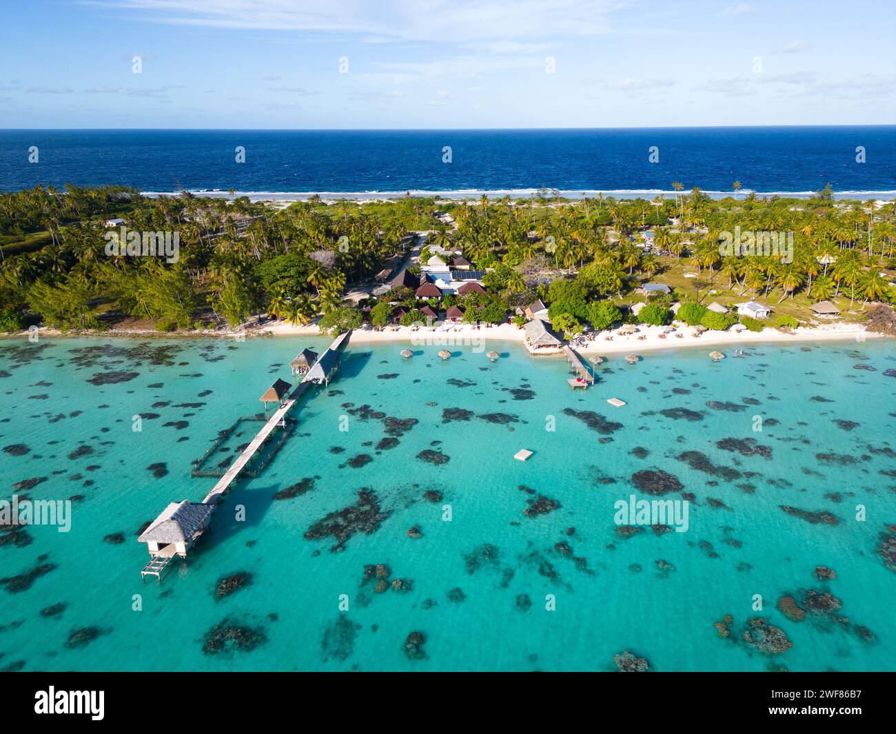 Vista aérea de Havaiki Lodge que muestra la laguna y el océano pacífico del atolón de Fakarava en la polinesia francesa Foto de stock