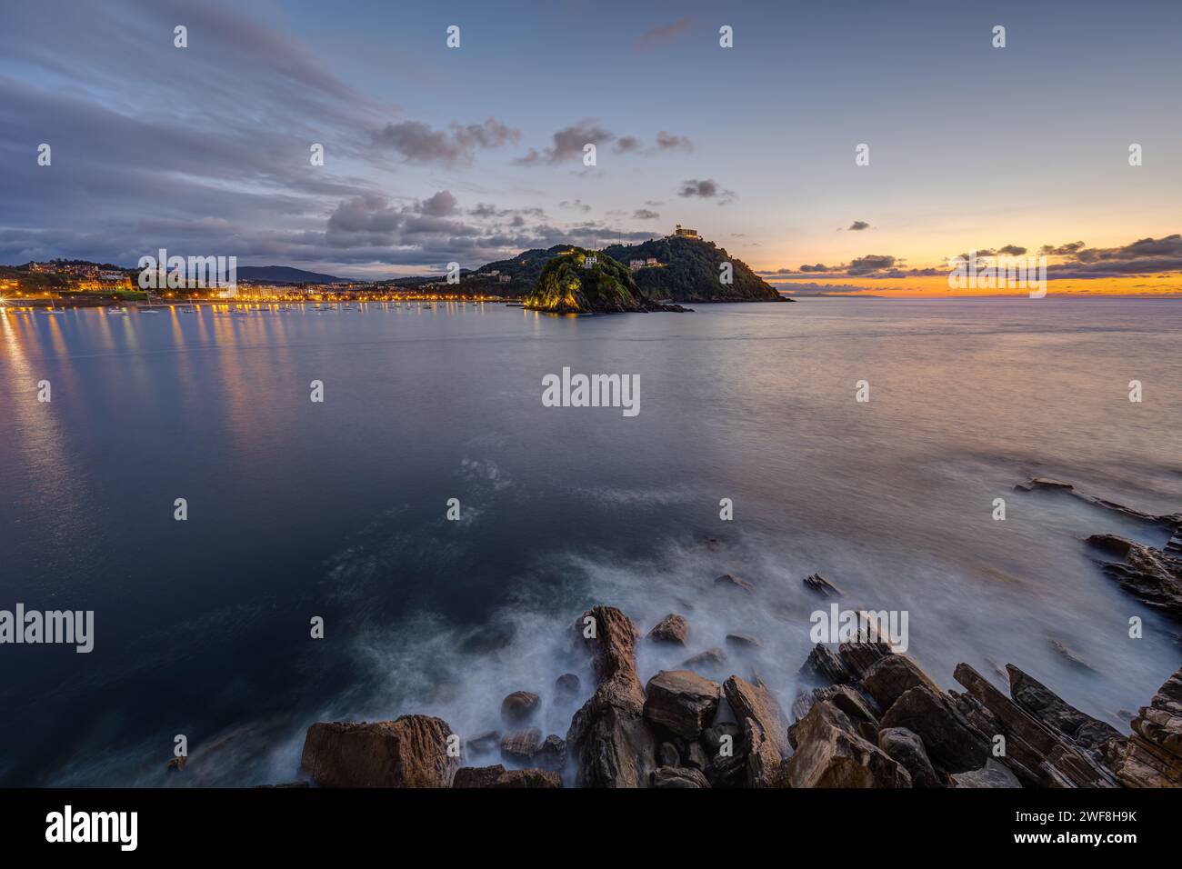 La bahía de San Sebastián en España con el Monte Igueldo al atardecer Foto de stock