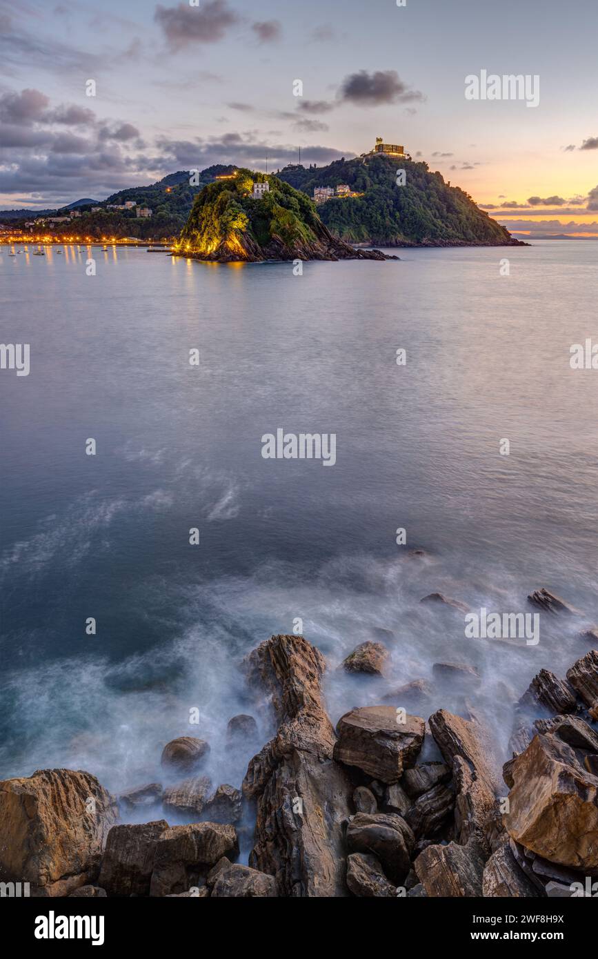 La bahía de San Sebastián en España con el Monte Igueldo después del atardecer Foto de stock