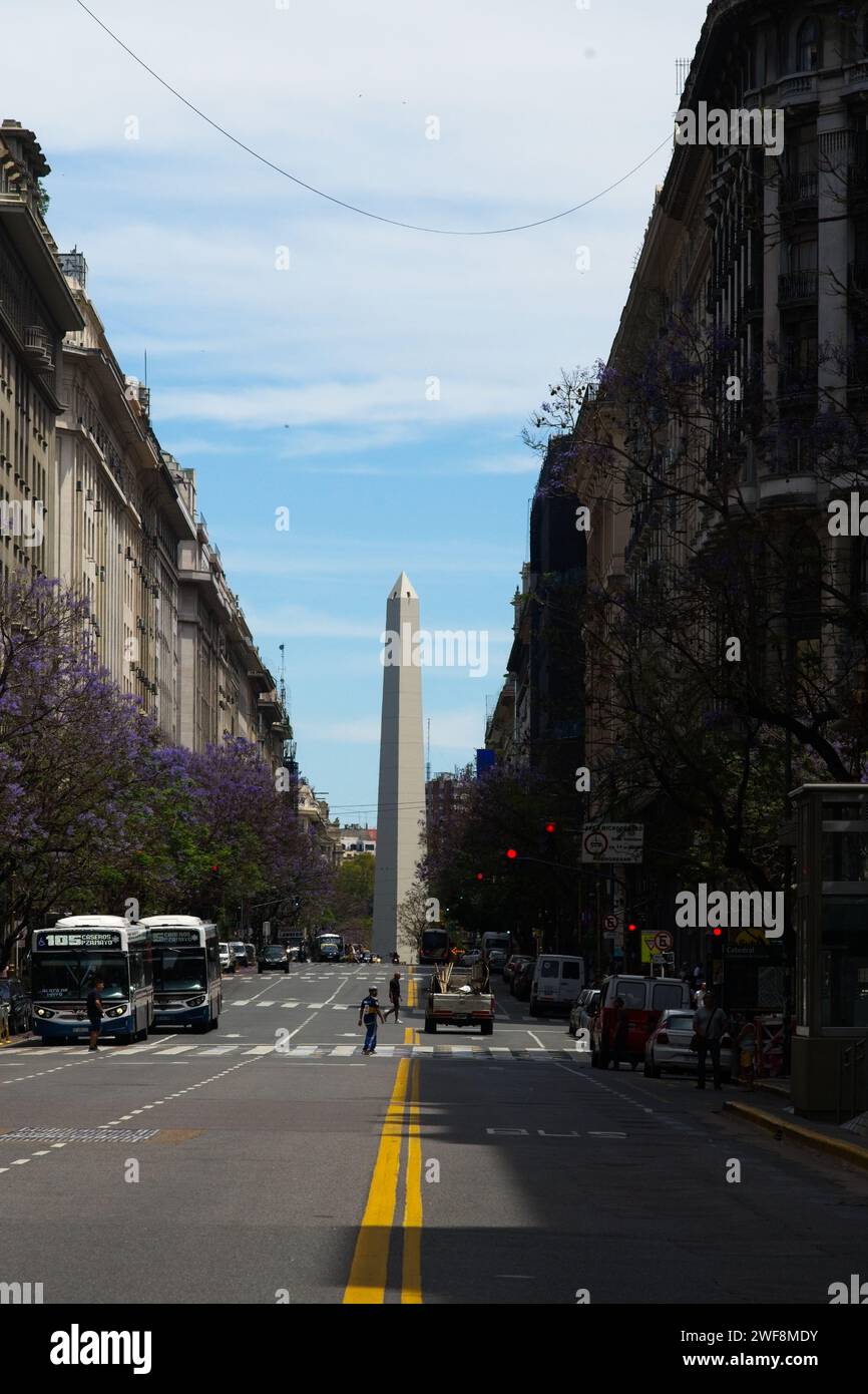 Uno de los monumentos más emblemáticos de la ciudad es el Obelisco, con forma de aguja, que se eleva a 67 metros por encima de la plaza ovalada de la República en la concurrida Av 9 de Julio. Foto de stock