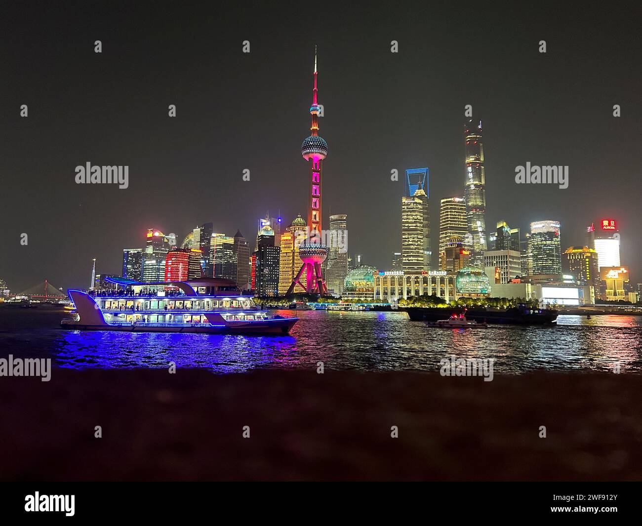 Shanghai, China, Vista panorámica, horizonte, centro de la ciudad, arquitectura moderna, Edificios de oficinas, Pudong, Noche, Luces, Foto de stock