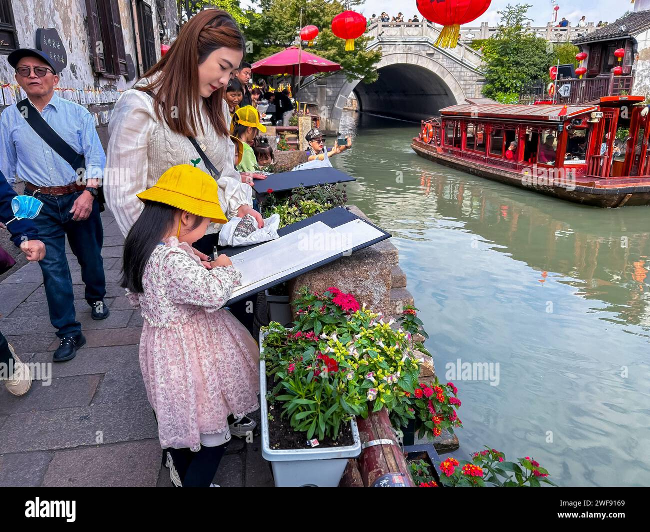 Suzhou, China, China vieja, centro de la ciudad vieja china, escenas de la calle, mamá e hija dibujo escena Foto de stock