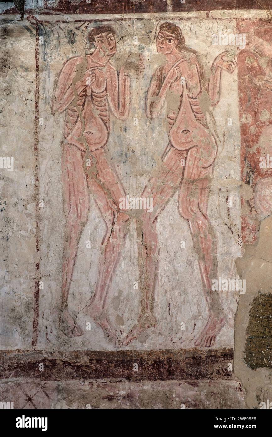 Hardham Church Saxon construido con pinturas murales de alrededor de 1100 d.C. que representan a Adán y Eva recibiendo fruta prohibida de la serpiente Foto de stock